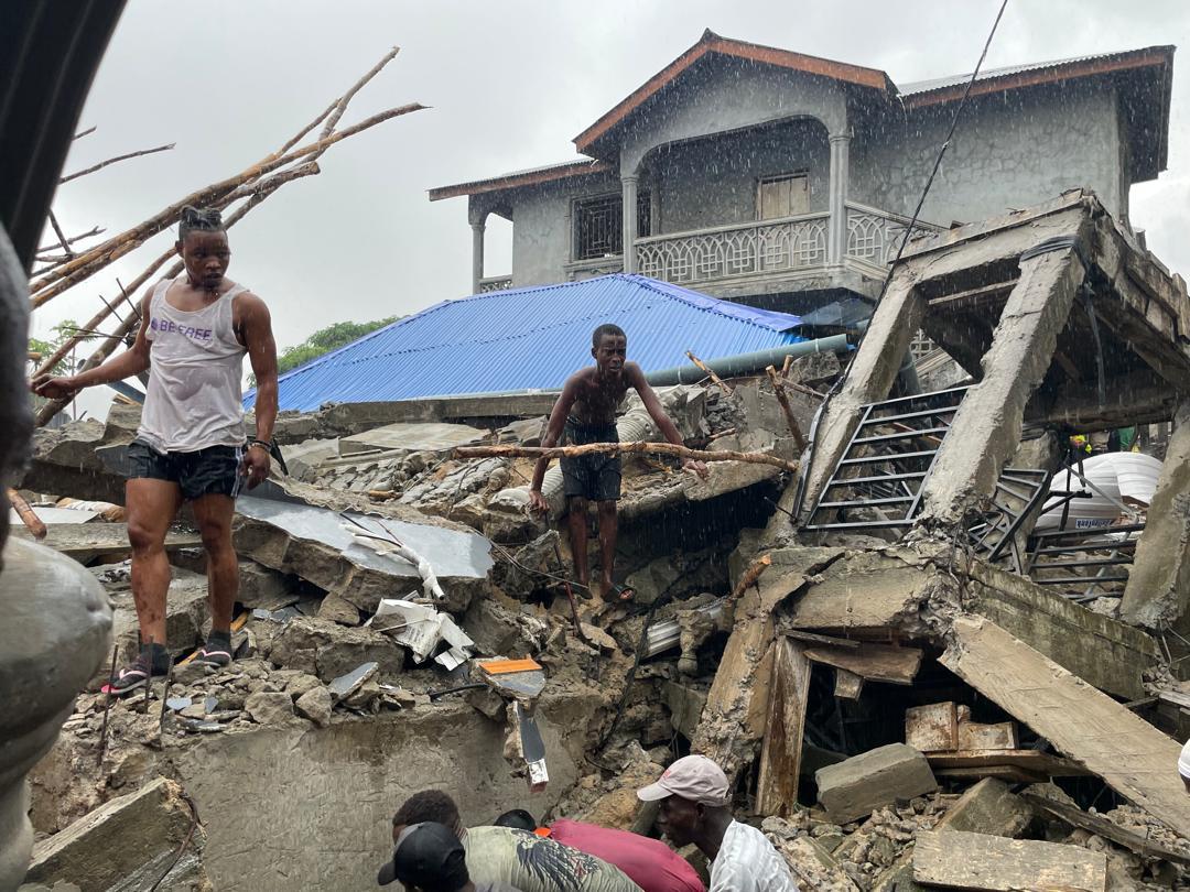 BILLSONB1's tweet photo. Distressed neighbours are actively engaged in rescue efforts using their bare hands to assist those trapped under the debris. Read more

https://t.co/shwtYfCCvW https://t.co/ukbhS1L7wK