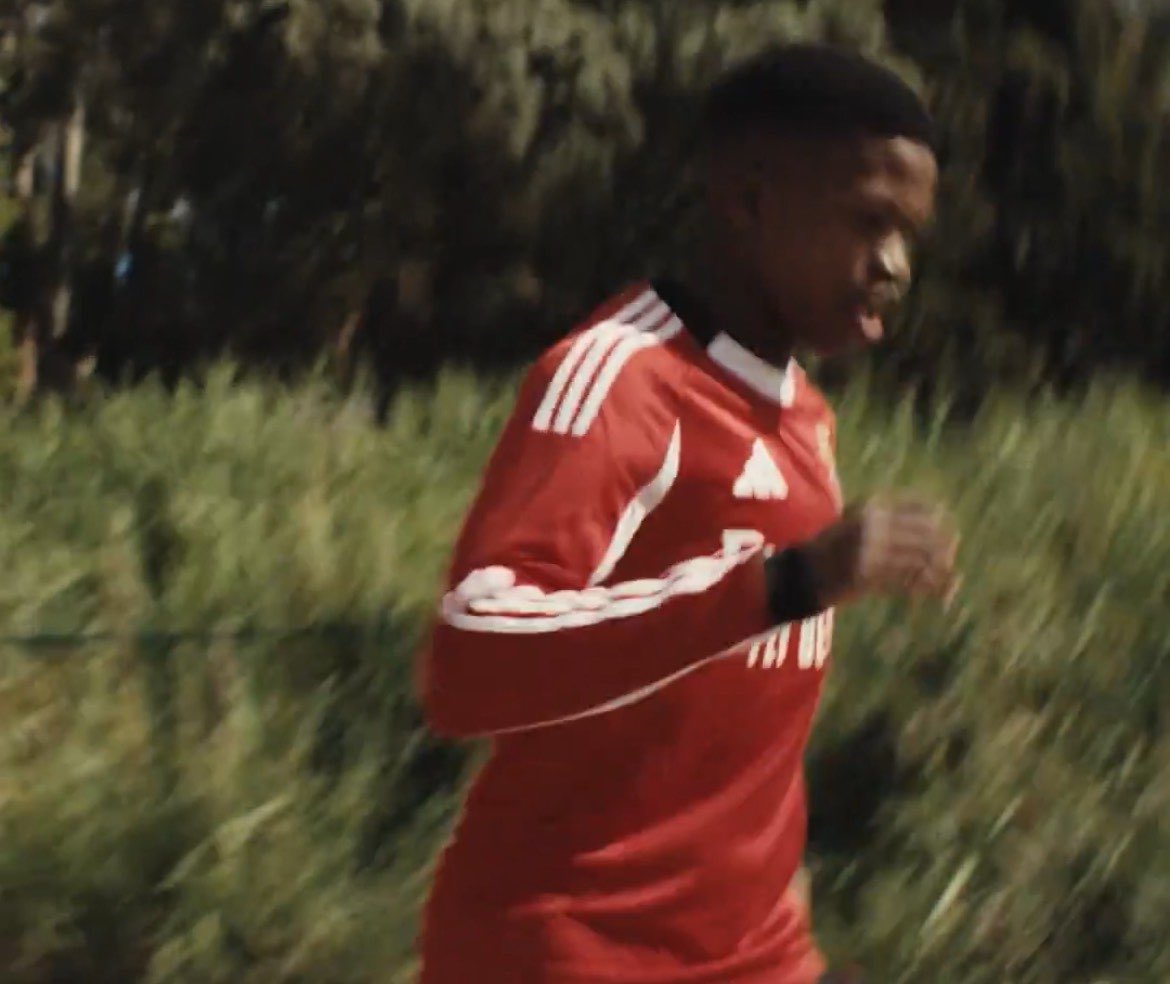 E esta long sleeve 👀

Vai ser só gastar dinheiro em camisolas…