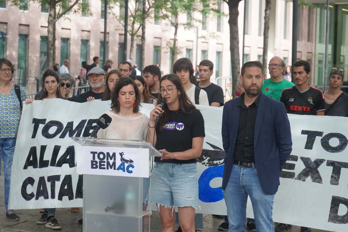 Endavant OSAN (@endavant_osan) on Twitter photo ⛓️💥 Avui declaració de els encausades de <a href="/tombem_ac/">Tombem Aliança Catalana</a> a la Ciutat de la Justícia
13 persones encausades per expulsar l’extrema dreta dels carrers #TombemAC
“Venim als jutjats a dir que sí, que plantarem cara a Aliança Catalana i que els tombarem. El moment és ara” ⛓️💥 Avui declaració de els encausades de <a href="/tombem_ac/">Tombem Aliança Catalana</a> a la Ciutat de la Justícia
13 persones encausades per expulsar l’extrema dreta dels carrers #TombemAC
“Venim als jutjats a dir que sí, que plantarem cara a Aliança Catalana i que els tombarem. El moment és ara”
