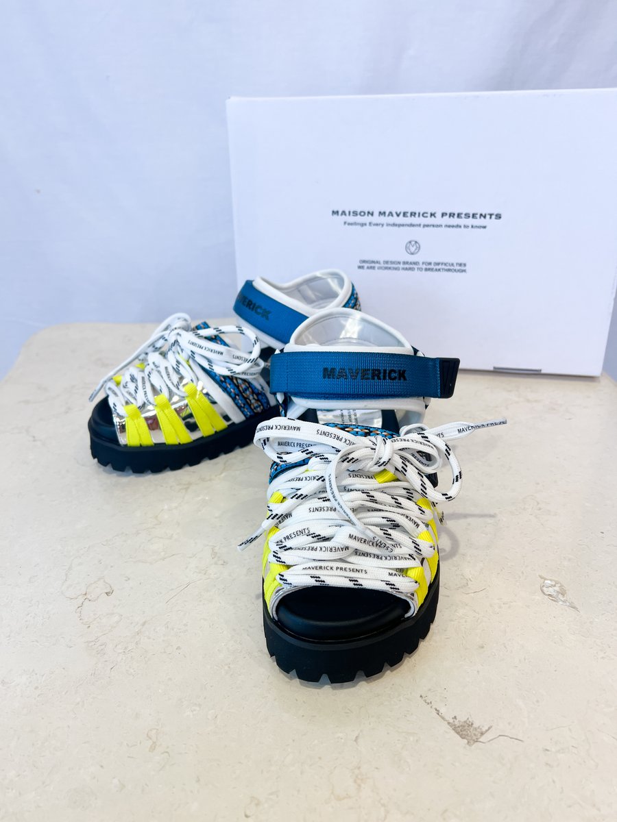 dosdiosas_shop's tweet photo. そして、このワンピに合わせたいのが
刺繍とシューレースのバランスが絶妙なこのサンダル👡
カラフルな服に、足元はちょっと民族調で抜け感を。
リゾートにも街にも合う、万能な一足💕
https://t.co/23zEFTg7f4
#サンダルコーデ #大人カジュアル #夏の足元 https://t.co/UeWaHyXMdQ
