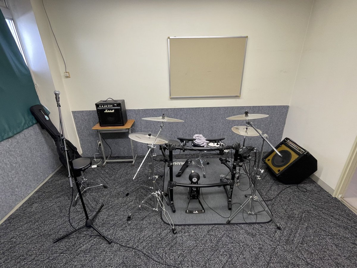 Steve_Commonsen's tweet photo. 軽音楽部第２スタジオ完成。本日、バンドで音出ししてバランスと響きをチェックしました。ベースアンプが出力不足なので買い替えます。あと、壁に吸音材を貼りたいですね。十分にバンド単位で活動できる部屋になりました。 https://t.co/NJcBIqquG6