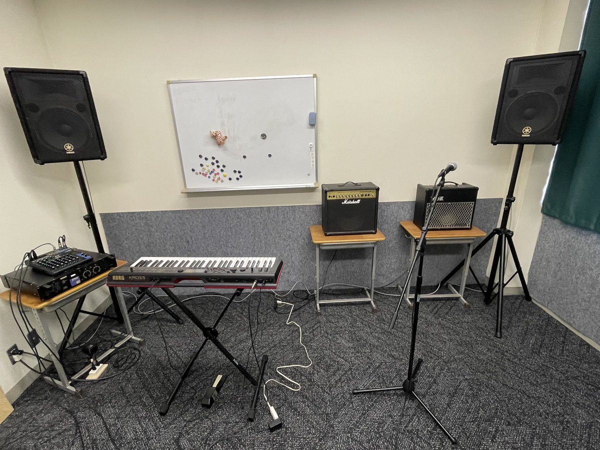 Steve_Commonsen's tweet photo. 軽音楽部第２スタジオ完成。本日、バンドで音出ししてバランスと響きをチェックしました。ベースアンプが出力不足なので買い替えます。あと、壁に吸音材を貼りたいですね。十分にバンド単位で活動できる部屋になりました。 https://t.co/NJcBIqquG6