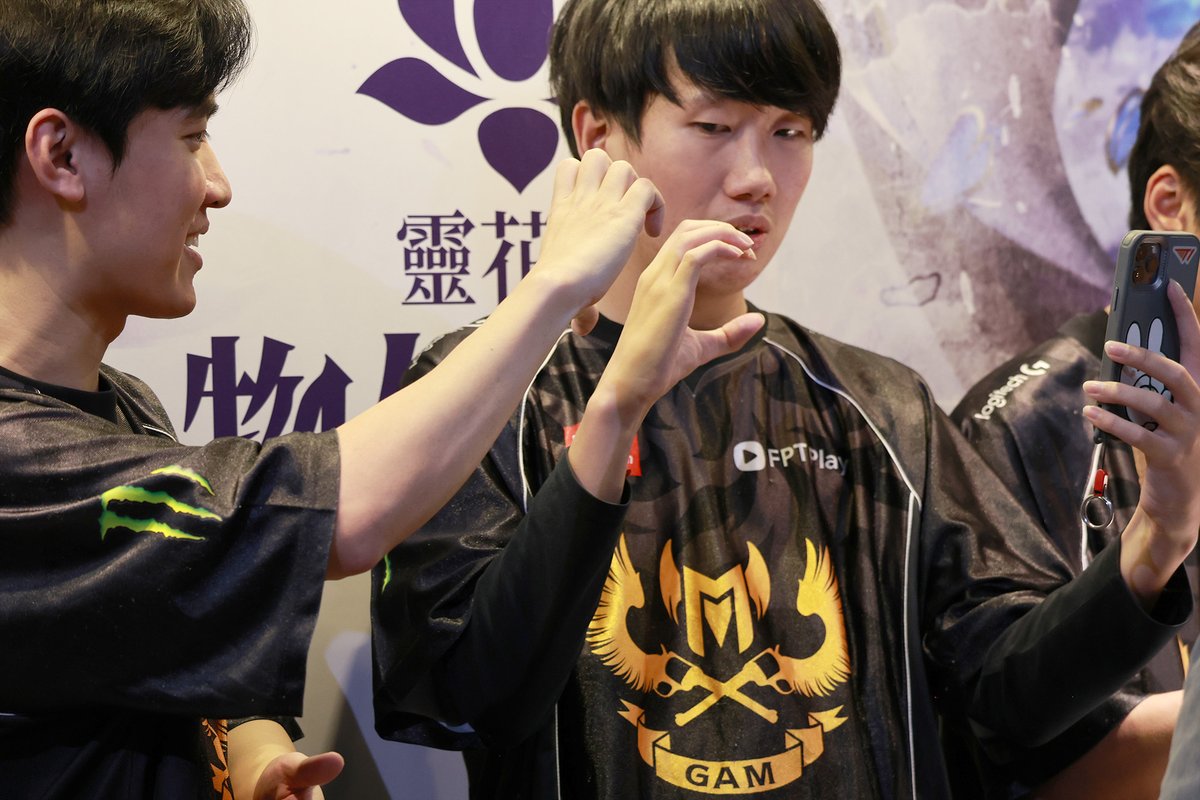NatsuForEsports's tweet photo. 5/25的GAM粉絲見面會很可愛的一幕!
因為有粉絲要求了比愛心的手勢,所以Levi在手把手細心的指導Kiaya!不過似乎還是挺困難的...😆
#LCP #GAM #Levi #kiaya https://t.co/tsuNvDBqEu
