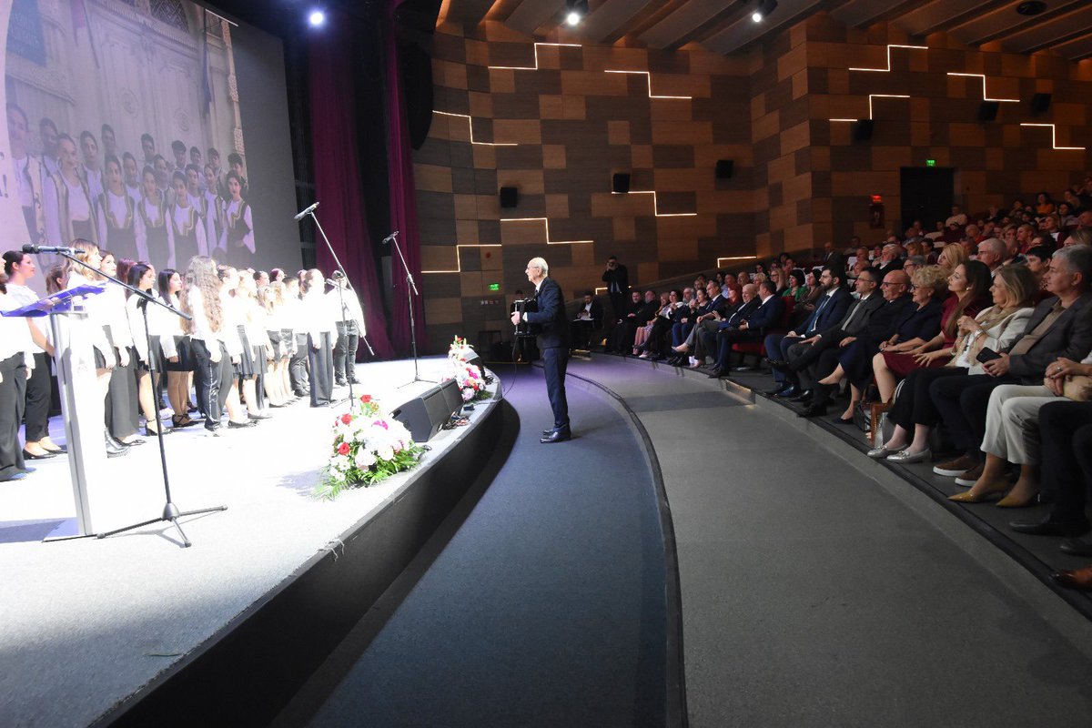 ✨ Uz ponos i emocije, obeležili smo 90 godina srednjoškolskog obrazovanja na srpskom jeziku u Temišvaru i 35 godina postojanja samostalne Srpske gimnazije “Dositej Obradović”.
👩‍🎓👨‍🎓 Srpska deca su pesmom, igrom i rečima ispisala dirljivu priču o znanju, identitetu i tradiciji.
🎖️