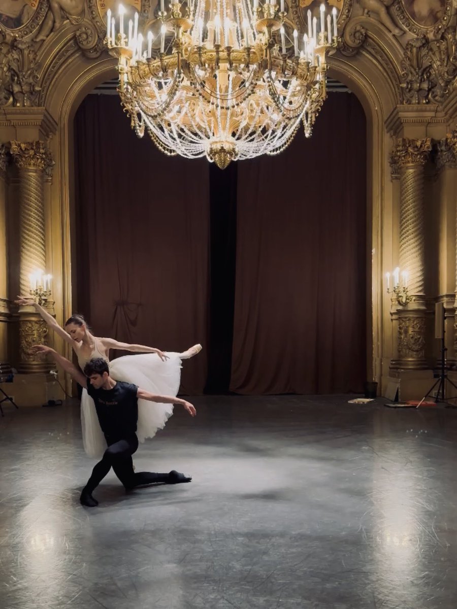 AsamiMakiBallet's tweet photo. パリ・オペラ座バレエ団のブルーエン・バティストーニと、アンドレア・サーリよりジゼル第2幕のリハーサルの様子が届きました✨

バティストーニは昨年3月にエトワールに昇格しました✨

日本での全幕主役お披露目は初めてとなり、期待が高まります。この機会をお見逃しなく！ https://t.co/nT5yAlHyJU