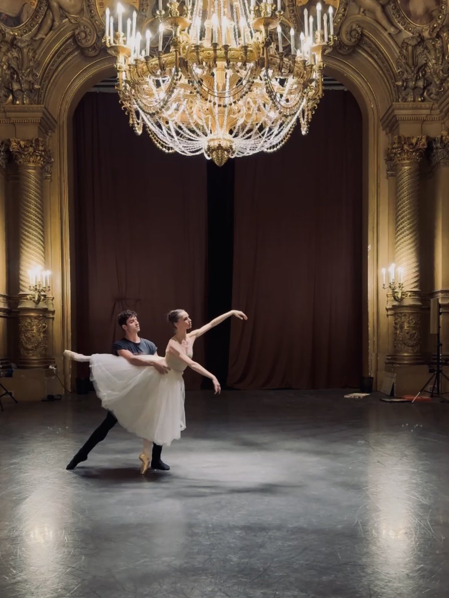 AsamiMakiBallet's tweet photo. パリ・オペラ座バレエ団のブルーエン・バティストーニと、アンドレア・サーリよりジゼル第2幕のリハーサルの様子が届きました✨

バティストーニは昨年3月にエトワールに昇格しました✨

日本での全幕主役お披露目は初めてとなり、期待が高まります。この機会をお見逃しなく！ https://t.co/nT5yAlHyJU