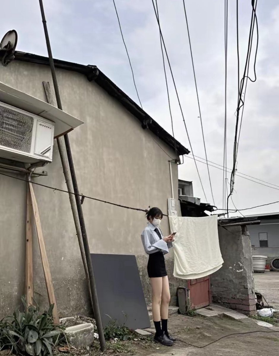 #杭州 下沙这边村子的妹子，穿着职业装就出来站街了，230欢乐豆，和她肉体交流的时候得知年龄才26岁，是做酒店前台的，难怪打扮的那么职业好看。#站街 #快餐