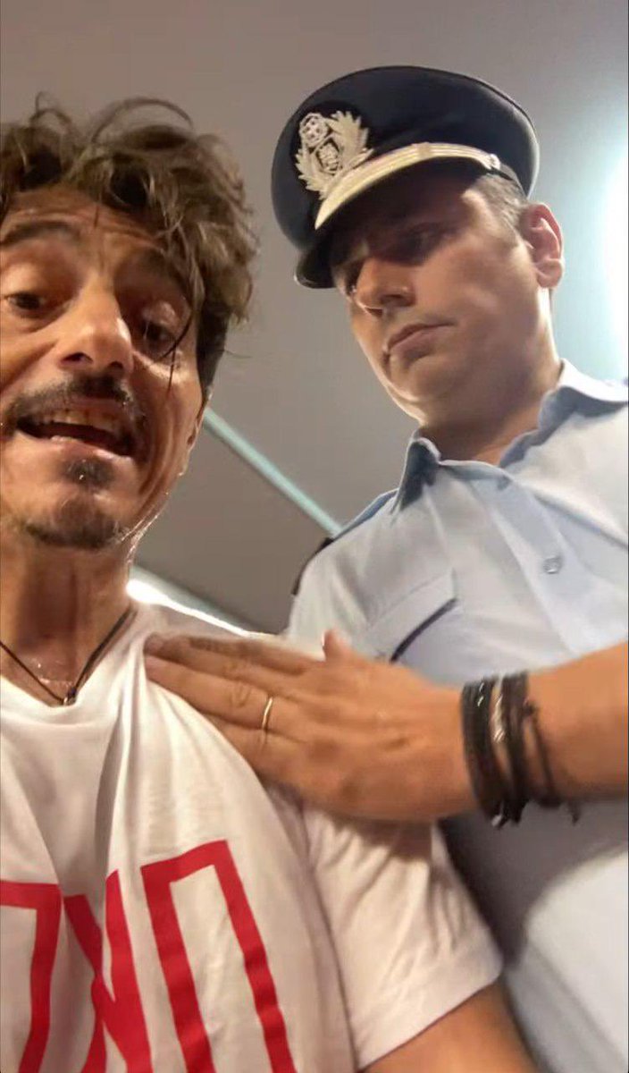 To_pouli_tou_Ro's tweet photo. Υπουργείο Προστασίας του Πλούσιου Πολίτη https://t.co/1jr5ogOAHp