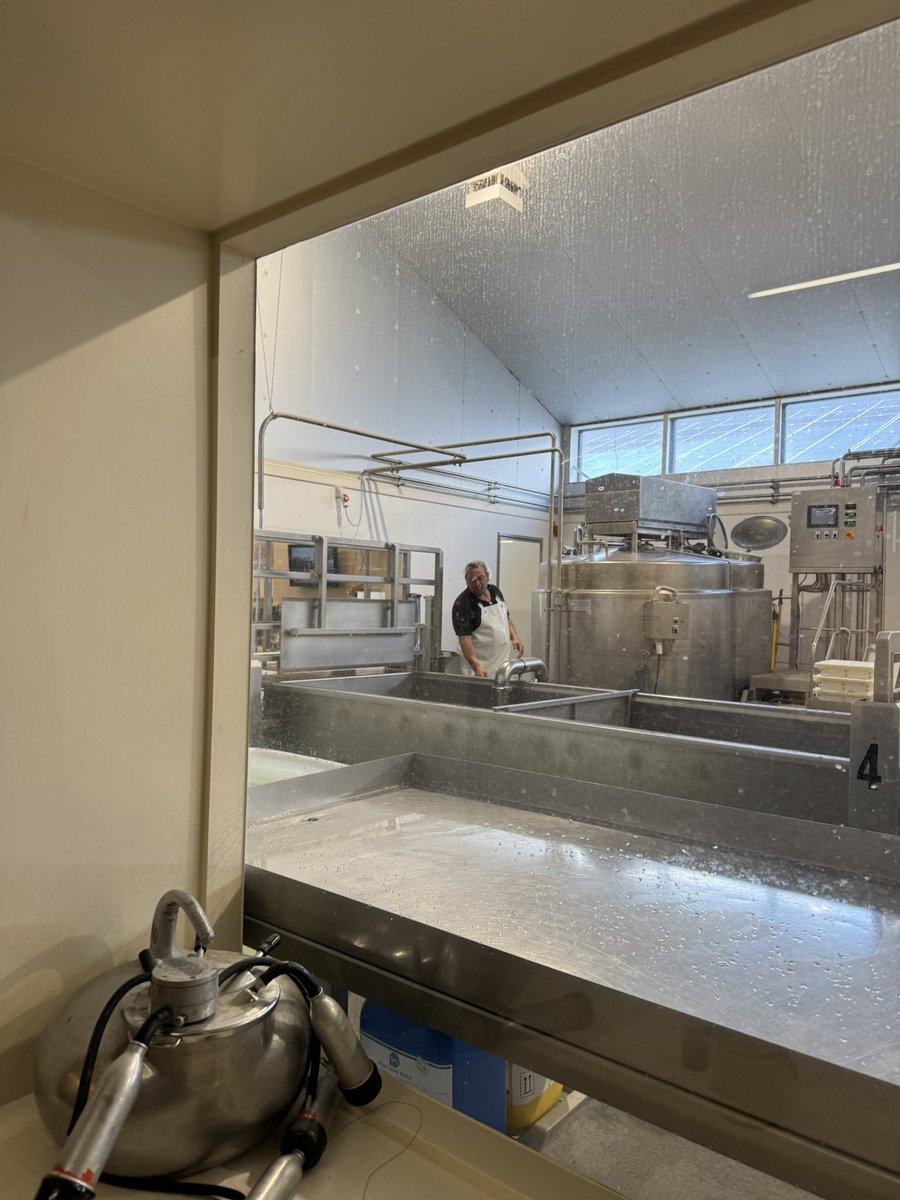 En daar komt <a href="/NIETGERING/">Richard Beijert</a> binnen om #vaatjes te helpen vullen. #kaasopslag  #mensenwerk