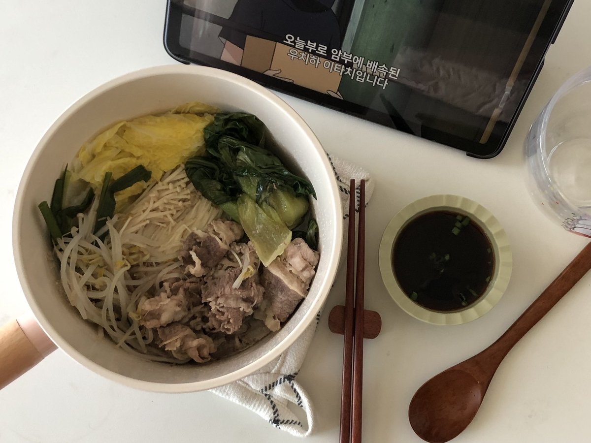 bbhedgehog2's tweet photo. 탐라에 야채찜이 많이 보여서ㅎㅎ.. 
자취할 때 진짜 매일 주식으로 먹었던 우삼겹 야채찜이에요 냄비에 맛술 한국자 물 반국자 소금조금 우삼겹 숙주 알배추 팽이버섯 청경채만 넣으면 완성인데 직접 만든 소스 찍어먹으면 극락이셧음.. 레시피는 다 다르니까 입맛에 맞는 레시피��� 드시면👍🏻👍🏻 https://t.co/P4v2KcWbYf
