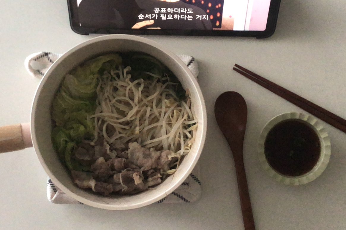 bbhedgehog2's tweet photo. 탐라에 야채찜이 많이 보여서ㅎㅎ.. 
자취할 때 진짜 매일 주식으로 먹었던 우삼겹 야채찜이에요 냄비에 맛술 한국자 물 반국자 소금조금 우삼겹 숙주 알배추 팽이버섯 청경채만 넣으면 완성인데 직접 만든 소스 찍어먹으면 극락이셧음.. 레시피는 다 다르니까 입맛에 맞는 레시피��� 드시면👍🏻👍🏻 https://t.co/P4v2KcWbYf