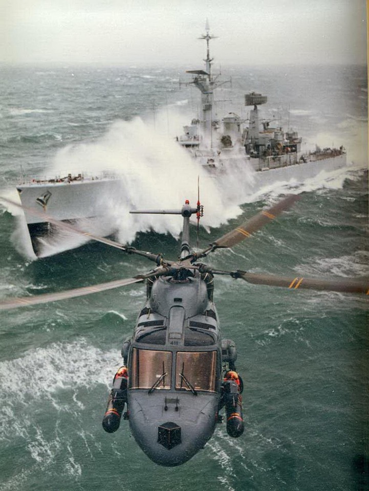PhilipKAllan's tweet image. Lynx helicopter leaving Leander-class frigate HMS Minerva in heavy seas, taken c1989.
Landing it again looks a challenge.
#Helicopter #Storm #RoyalNavy