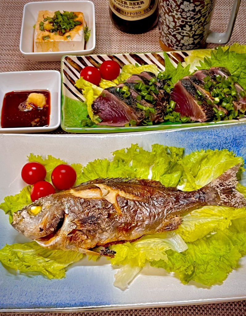 『🐠イサキ』と目が合ったので、

　　　塩焼きにしました♪

今が旬。今日も塩焼きで美味しい😻

　お魚さん、今日もありがとう💕

#魚料理 #福岡県産 #イサキ #塩焼き
#おうちごはん #晩ごはん #鰹のタタキ
#お腹ペコリン部 #赤星 #じゃばらポン酢
#料理好きな人と繋がりたい