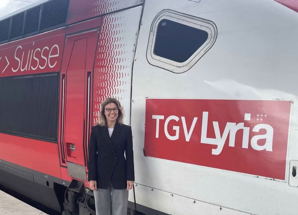 🚄 Peu connue mais stratégique : <a href="/TGV_Lyria/">TGV Lyria</a>, la filiale franco-suisse de <a href="/SNCFVoyageurs/">SNCF Voyageurs</a> &amp; des chemins de fer suisses, s’impose comme référence du transport durable. 🇫🇷 🇨🇭

🎙️ Laetitia Moricot revient sur sa vision : confort, excellence, service.

👉 : e-marketing.fr/Thematique/mar…