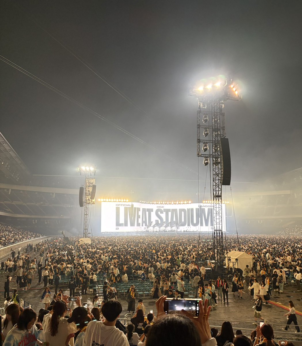This97_day's tweet photo. たくさんの感動と幸せをありがとう
ライブ最高！髭男最高🔥 https://t.co/aHnvWSiFbB