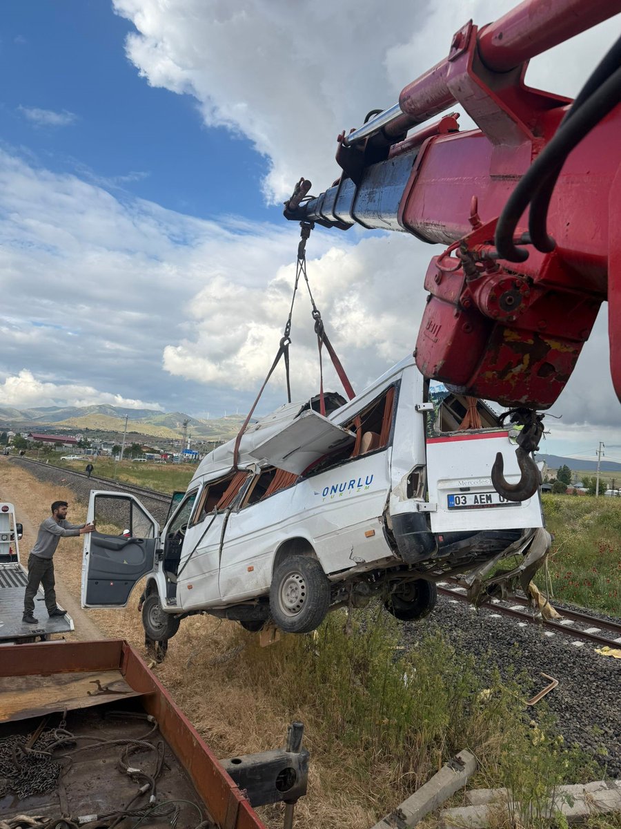 kontrolsüz hemzemin geçitte trenin çarptığı minibüsün sürücüsü yaralandı
haberotesi.com.tr/tren-minibuse-…
#YapıKrediYPTFonu #SONDAKIKA