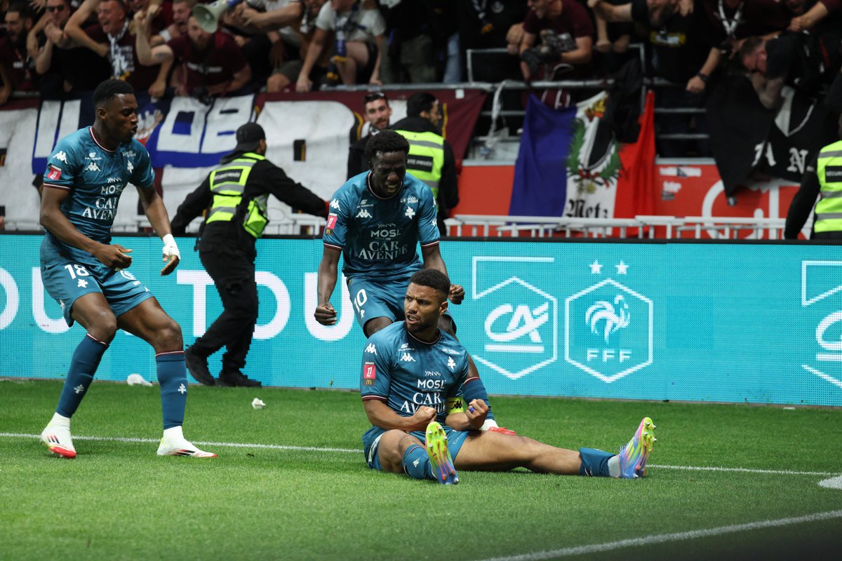 FCMetz's tweet photo. #SDRFCM [ ℙ𝕣𝕠 ]

Quand le capitaine garde le 𝗻𝗮𝘃𝗶𝗿𝗲 𝗮̀ 𝗳𝗹𝗼𝘁 🫡🛥️

💬 Dans quel état étiez-vous à cette 78e minute ? 😱 https://t.co/TO2gJCnRul