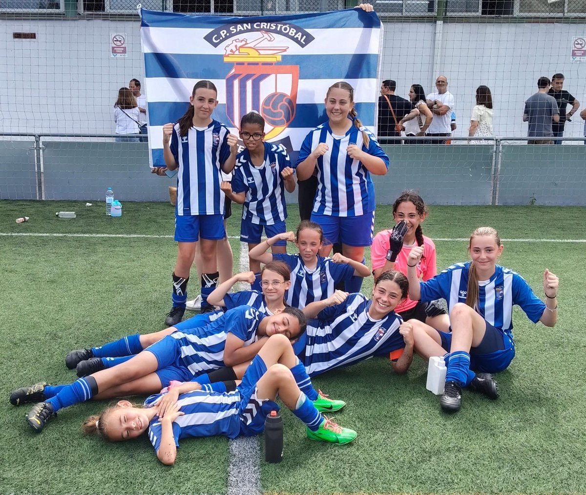 🏆 𝐂𝐀𝐌𝐏𝐈𝐎𝐍𝐄𝐒 𝐀 𝐁𝐀𝐃𝐈𝐀! 🏆

El nostre equip 𝐚𝐥𝐞𝐯𝐢́/𝐢𝐧𝐟𝐚𝐧𝐭𝐢𝐥 𝐟𝐞𝐦𝐞𝐧𝐢́ s’ha proclamat 𝐜𝐚𝐦𝐩𝐢𝐨́ 𝐝𝐞𝐥 𝐭𝐨𝐫𝐧𝐞𝐢𝐠 𝐚 𝐁𝐚𝐝𝐢𝐚 aquest cap de setmana!

Una jornada plena d’esforç, compromís i molt bon futbol. 👏
Enhorabona a totes! 💙