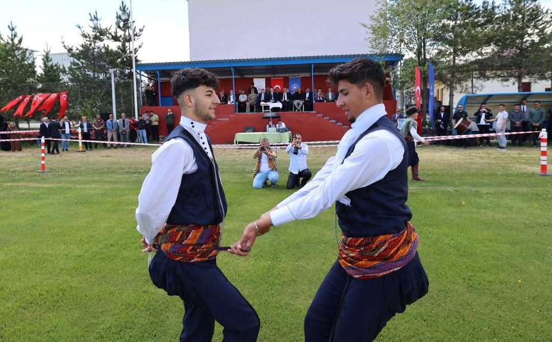 1️⃣📌 Vali Yardımcımız Sayın İlyas Öztürk, Ekonomik İşbirliği Teşkilatı (EİT) 2025 Erzurum Turizm Başkenti etkinlikleri kapsamında, Aziziye Kaymakamlığı koordinesinde düzenlenen “Geleneksel Türk Sporları Şenliği”ne katıldı.

📌 🏇Orhan Tavlı Stadı’nda düzenlenen şenlikte; atlı