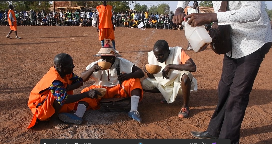 SolidarSuisseBF's tweet photo. #Cohésion_sociale : les mécanismes endogènes de gestion des #conflits magnifiés par 1 journée de communautés les 30 &amp; 31 mai à Gourcy : émissions radio, match de #paix « Rakiir ballè », jeu de Tand-tandé, témoignages et théâtre fora. 
En savoir plus ici👇
https://t.co/u6vq8RWldx https://t.co/hTGtUc3bw0