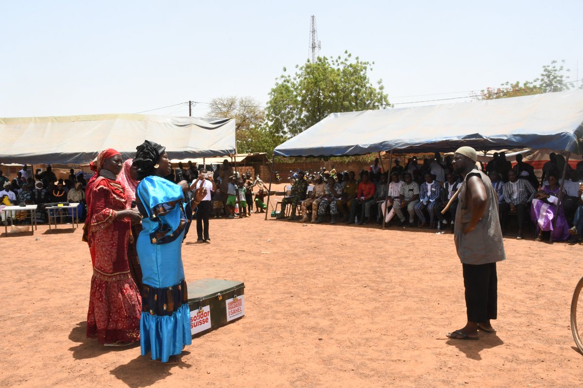 SolidarSuisseBF's tweet photo. #Cohésion_sociale : les mécanismes endogènes de gestion des #conflits magnifiés par 1 journée de communautés les 30 &amp; 31 mai à Gourcy : émissions radio, match de #paix « Rakiir ballè », jeu de Tand-tandé, témoignages et théâtre fora. 
En savoir plus ici👇
https://t.co/u6vq8RWldx https://t.co/hTGtUc3bw0