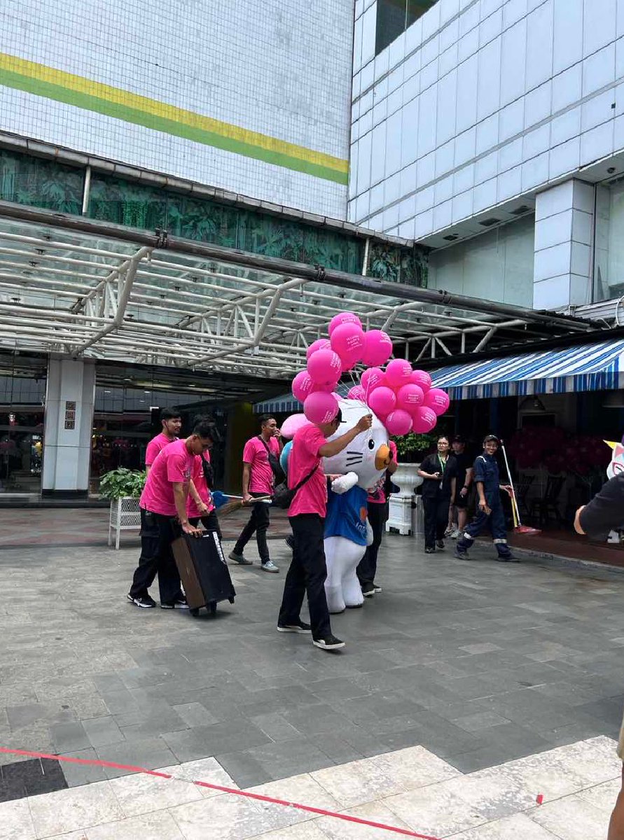 midccea's tweet photo. iseng ke blok m malah liat Davina bagi bagi Balon mana kirain balon biasa tapi ternyata balon isi kode voucher lazada 6.6 super wow sale nanti😭😭😭 gemes pol https://t.co/9oyr8cDvVf