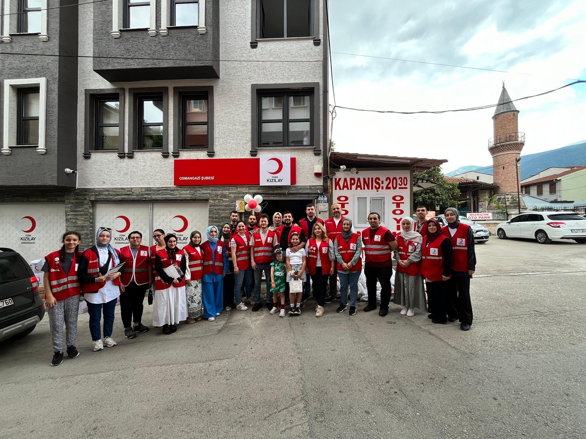 🌙
34 kişilik ekibimizle birlikte önceden tespit ettiğimiz, yaklaşık 250 ihtiyaç sahibi aileye gıda kolisi, konserve, hijyen paketi, market kartı ve giyim yardımı ulaştırıldı. 

Gençlerimize, hayırseverlerimize ve tüm gönüllülerimize teşekkür ederiz.