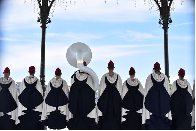 1erSpahis's tweet photo. La fanfare du 1er régiment de spahis ! 🇫🇷
Venez découvrir et redécouvrir la fanfare du 1er régiment de spahis !  Rendez-vous chaque mercredi jusqu’à fin juin, de 10h à 11h au kiosque du Champ de Mars à @VilledeValence !
 Événements à venir :  ➡️ Jeudi 5 juin - Concert à 18h30 au kiosque à Valence
➡️Samedi 14 juin – Aubade à 18h30 sur l’esplanade du Champ de Mars
 
Profitez-en également pour découvrir le stand de l’association Patrimoine, Culture et Histoire des spahis.
Venez nombreux, en famille ou entre amis, pour un moment musical unique au cœur de Valence ! #Spahis #FanfareMilitaire #Valence #MusiqueMilitaire #1erRS #ArméeDeTerre