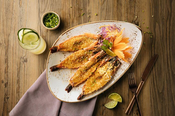 PhilPrimer's tweet photo. 🌴5つ星ホテルで味わうアジアン料理【Spices】🍽️✨
 高級ホテル「The Peninsula Manila」内にあるレストラン「Spices」では、タイ、ベトナム、マレーシアなど東南アジア諸国とインドの多彩な料理が楽しめます🌺

✨🍽️おすすめメニュー🍽️✨
 ●Cha Gio（P1,190）外はパリッと中はジューシーなベトナム風揚げ春巻き🥢
 ●Bun Ga Nuong（P890）レモングラスチキンをのせたさっぱり米麺🍜
 ●Tom Nuong（P1,690）香ばしく焼き上げたタイガープロウン🦐
 ●Asam Goreng（P1,590）タマリンドソースで仕上げたビーフショートリブ🍖
 ●Kaow Niew Mamuang（P790）マンゴー×ココナッツミルクのスイーツ🥭🍚

ホテルのプールとガーデンを望む開放感あふれる空間で、異国リゾート気分を満喫🌿最大40名収容可能なPavilionエリアも完備✨シェフは国際的な経歴を持つAlex Destriza氏👨‍🍳