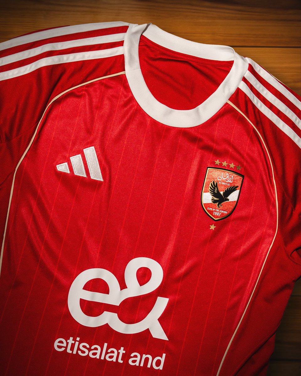 AlAhly's tweet photo. بألوان المجد 
إليكم الطقم الرئيسي لفريقنا  26/25 🦅

متوفر الآن 🔗 https://t.co/XMUrzQssSR https://t.co/E3U6nxcjKH