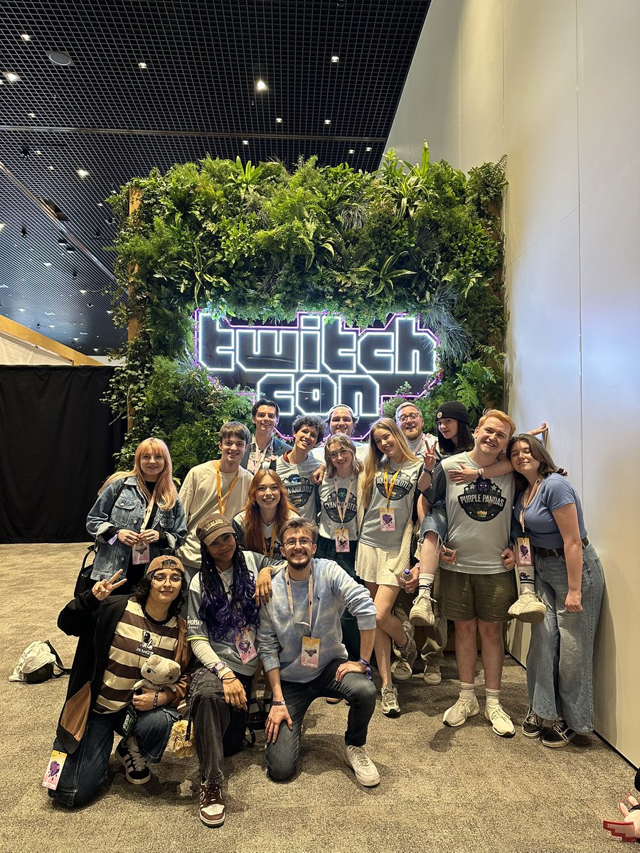 DarkEyebrowss's tweet image. thanks twitchcon and see ya next time!
-
(ill do a proper photo dump on instagram later)