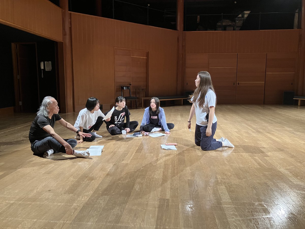 ミュー英では、Seasons of love のディクテーションが終わりました！実技では「忠臣蔵」のテキストを1ページ分覚えて、シーンを作って発表しました。2チームそれぞれの違いなどの感想もシェアしました。7月にはちょっとした内部発表会をする予定です。(布施安寿香)
#SPAC #SPAC演劇アカデミー
