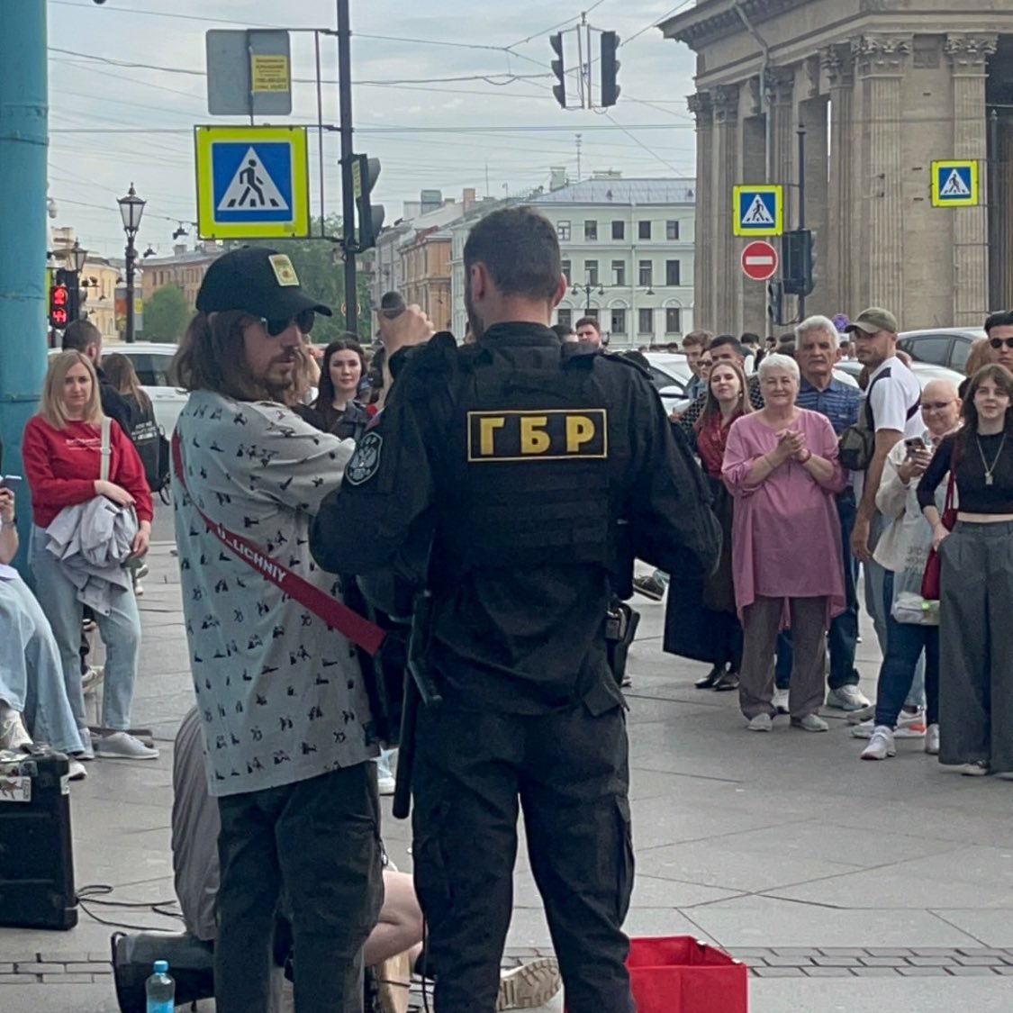 Леди в розовом переживает как за себя