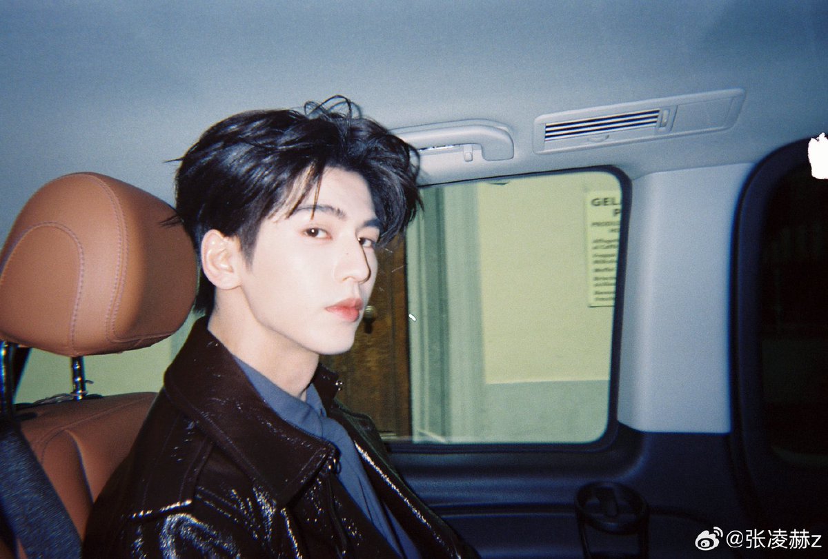 dramapotatoe's tweet photo. #ZhangLinghe shares new snaps

More - https://t.co/UfpSydssVC https://t.co/QlFCthucy2