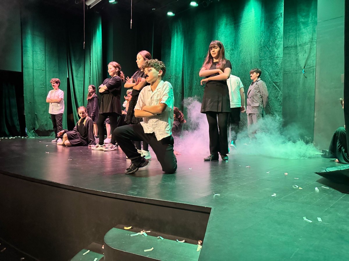 LotiLycee's tweet photo. Des moments forts en émotions pour les "Talents du Primaire" 2025 ! Les élèves ont brillé en théâtre, danse et poésie. Bravo à tous pour votre créativité et votre courage. Merci aux enseignants, aux parents présents et au jury engagé.
@aefeinfo https://t.co/wLfiHI4k5Y