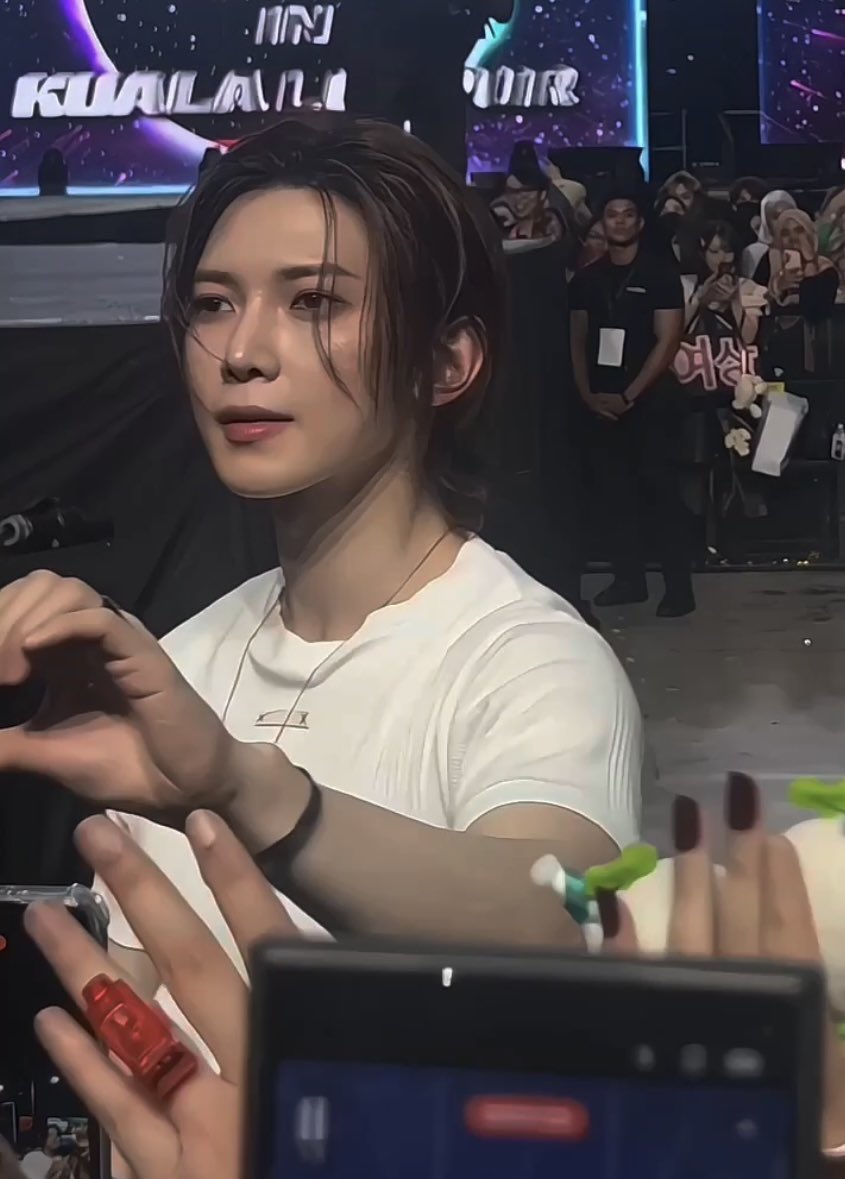 dhairinfz's tweet photo. after seeing ateez this close, i had to admit yeosang handsome nak mampus. bro looked like a doll 😫🥺🥵 https://t.co/lnuI6hRTk3