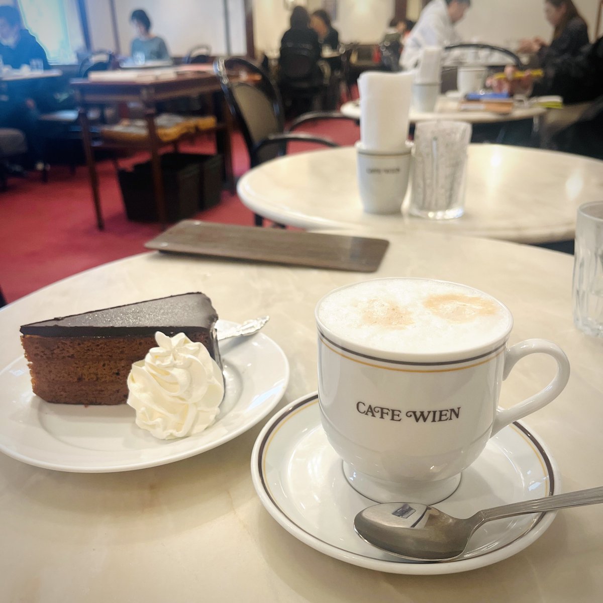 coffee_or_some's tweet photo. カフェウィーンでザッハトルテとホットコーヒー。いつかオーストリアとかチェコとかスイスとかに行きたいという想いをこうして発散しています。欺瞞！でもおいしいからよし。三越前だよ。 https://t.co/k23vdMqzY2