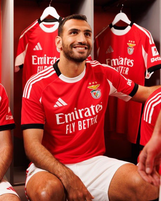 AmauryGnclvs's tweet photo. Le SL Benfica officialise ses trois maillots pour la saison 2025/2026. 

Vous en pensez quoi? https://t.co/kXUjf6gRJN