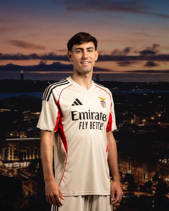 AmauryGnclvs's tweet photo. Le SL Benfica officialise ses trois maillots pour la saison 2025/2026. 

Vous en pensez quoi? https://t.co/kXUjf6gRJN