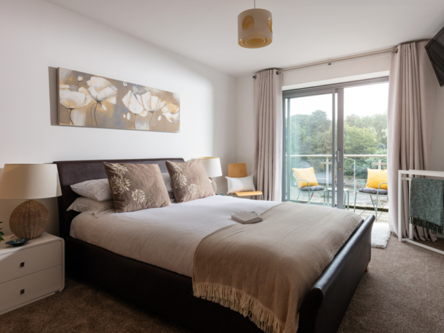 Quayside Penthouse is a bright, modern two-bedroom, two-bathroom apartment with stunning views over the Penryn River.

Located in a prime quayside spot just a short walk from Penryn town centre and a quick drive to Falmouth.

The perfect base for a week of exploring.

#BookNow
