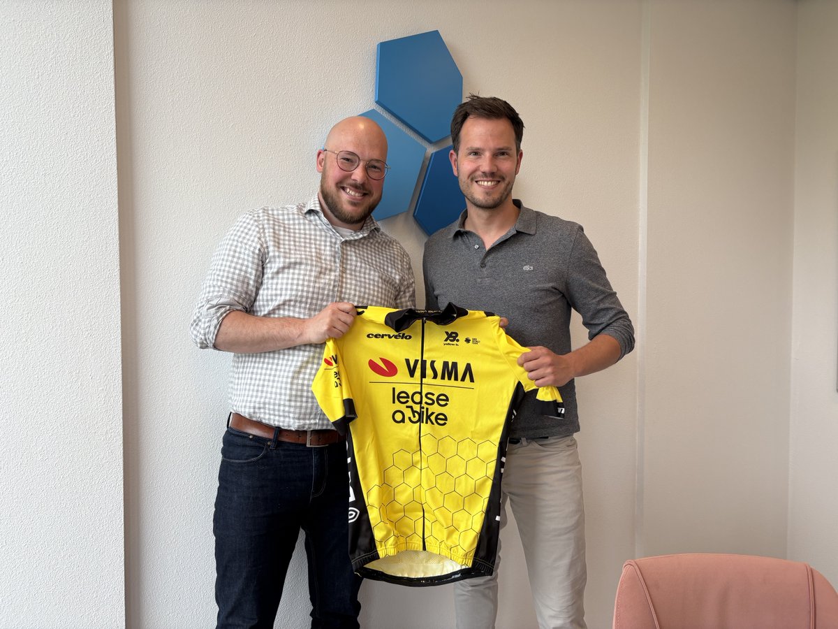 SureSyncbyVisma's tweet photo. Tijdens ons Launch Event deed Bastiaan van ZorgTTP mee met de prijsvraag voor het gewilde Visma Lease a Bike wielershirt. Hij kwam als winnaar uit de bus. Onze collega Mathijs overhandigt hem het wielershirt, maar natuurlijk wel in ruil voor een gezellig fietsrondje! 😉🚴‍♂️✨ https://t.co/4RS8YMMdUt