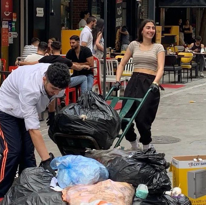 İzmir'de çekirdeğe "çiğdem", simite "gevrek", domatese "domat", çöpçüye "seçmen" denir.