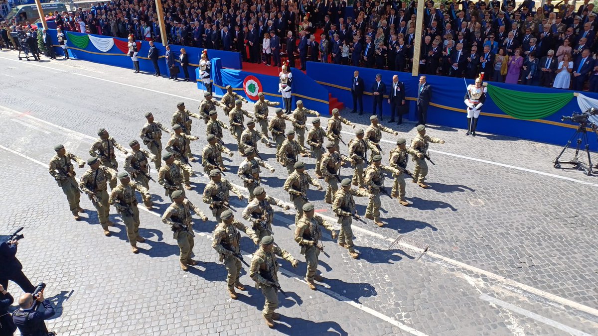 Esercito's tweet photo. Il 9° reggimento d’assalto paracadutisti “Col Moschin” è oggi l’unità tra le Forze Speciali dell’Esercito capace di condurre l’intero spettro delle Operazioni Speciali e principale punto di riferimento per tutte quelle che si sviluppano in ambiente terrestre. Il personale assegnato al reggimento, per fregiarsi del titolo di Incursore, deve superare dure selezioni e un corso della durata di oltre due anni.
#2giugno #FestaDellaRepubblica