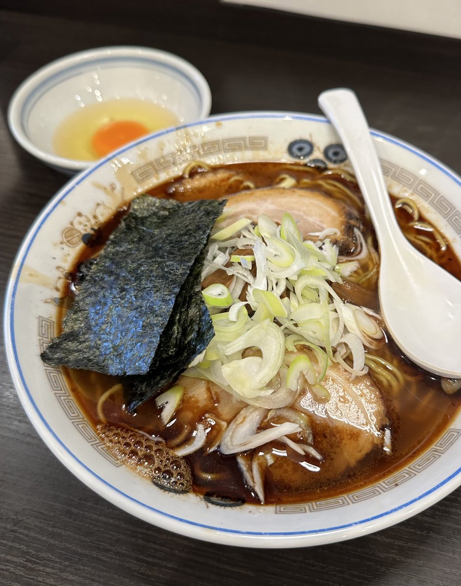 最近ペース掴めてきた月曜オシゴト前健康朝ラー
然もホタルイカまつりとなれば イカねばならな杉良太郎
物凄い蛍烏賊のかほりと出汁
+「いろいろ」出汁も相当凄杉良太郎。大漁？大量！

不動前  えーちゃん食堂
限定  大量ホタルイカラーメン