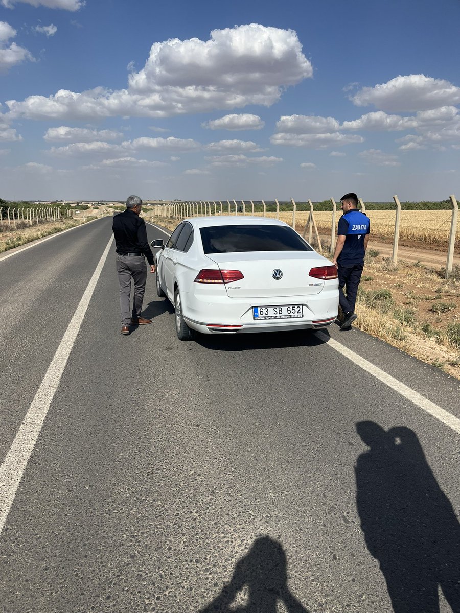 Belediye Başkanının makam arabası, şoförü ve zabıtalar yol kesiyor, telefon gasp ediyor, darp ediyor.

Ne partiyi ne de vekillerimizi dinlemeden günlerdir neler yapıyorlar!

#TürkiyedeKatliamVar