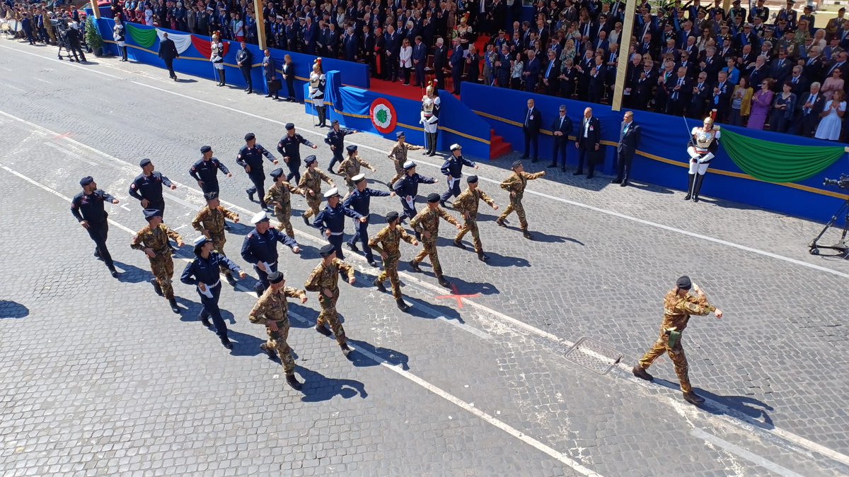 #2giugno #FestadellaRepubblica
Sfila adesso una compagnia interforze in rappresentanza della Sanità Militare.