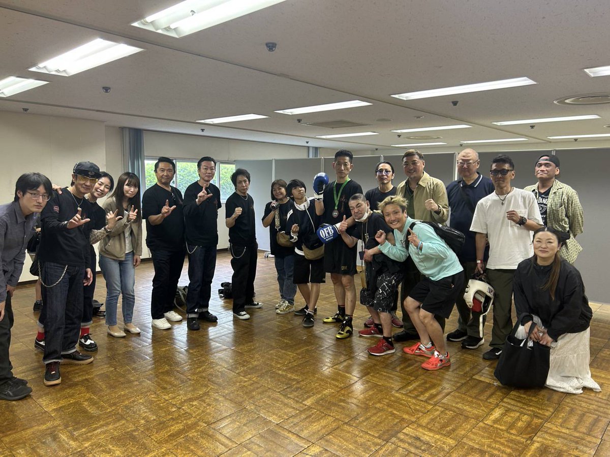 1969shuttle's tweet photo. 昨日のオヤジファイトボクシングにてNEO SEEKERZメンバーと円陣組んでパワー👊貰って出陣!! 勝利して皆でパチリと! https://t.co/cqkLC6l4TO
