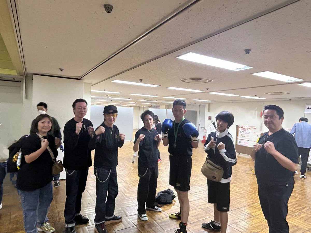 1969shuttle's tweet photo. 昨日のオヤジファイトボクシングにてNEO SEEKERZメンバーと円陣組んでパワー👊貰って出陣!! 勝利して皆でパチリと! https://t.co/cqkLC6l4TO