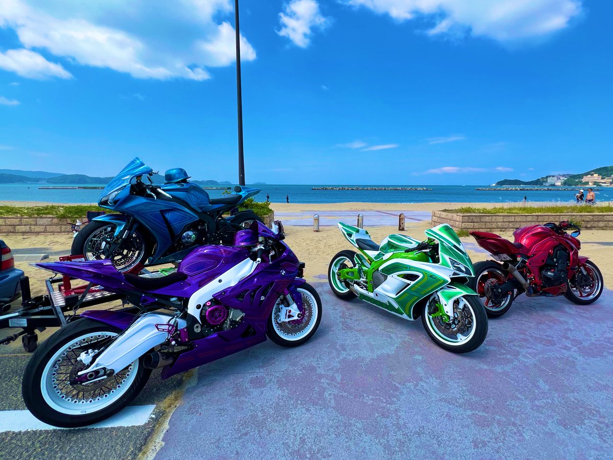 PASSINGBREEZE92's tweet photo. WPからアワードGET
油圧、トレーラー繋げてバイク載せ。
自らのカスタムペイント。
トレーラーにはDAYTON🔨
お友達も3台がサポートしてくれました。
こちらもオーナーのカスタムペイント。
緑がお気に入り👍🏼
カッコイイ！
村上君、アワードおめでとうございます🏆

#WEEKENDPLAYERZ
#TRUCKMASTERS https://t.co/ZaV0RDcGt5