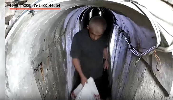 🗣️ Taha Abdurrahman:

“Biz tünellerin dışında kendimizi özgür sayıyoruz; ama aslında gerçek özgür, hatta en özgür olan, tünelin içinde olandır. Çünkü onun düşüncesi özgürleşmiştir, eylemi özgürdür. Oysa bizler kısıtlanmış, tutuklanmışız; eylemde kısıtlı, düşüncede mahkûmuz.”